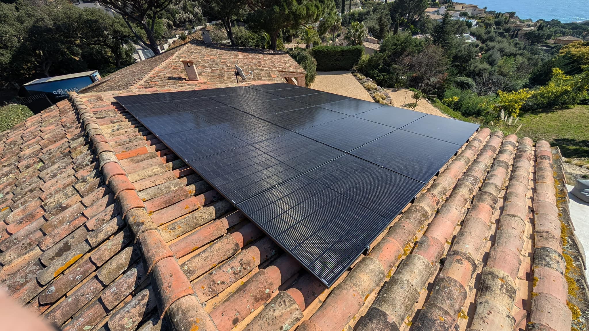 Installation panneaux solaires full black 9 kWc Sainte-Maxime vue mer